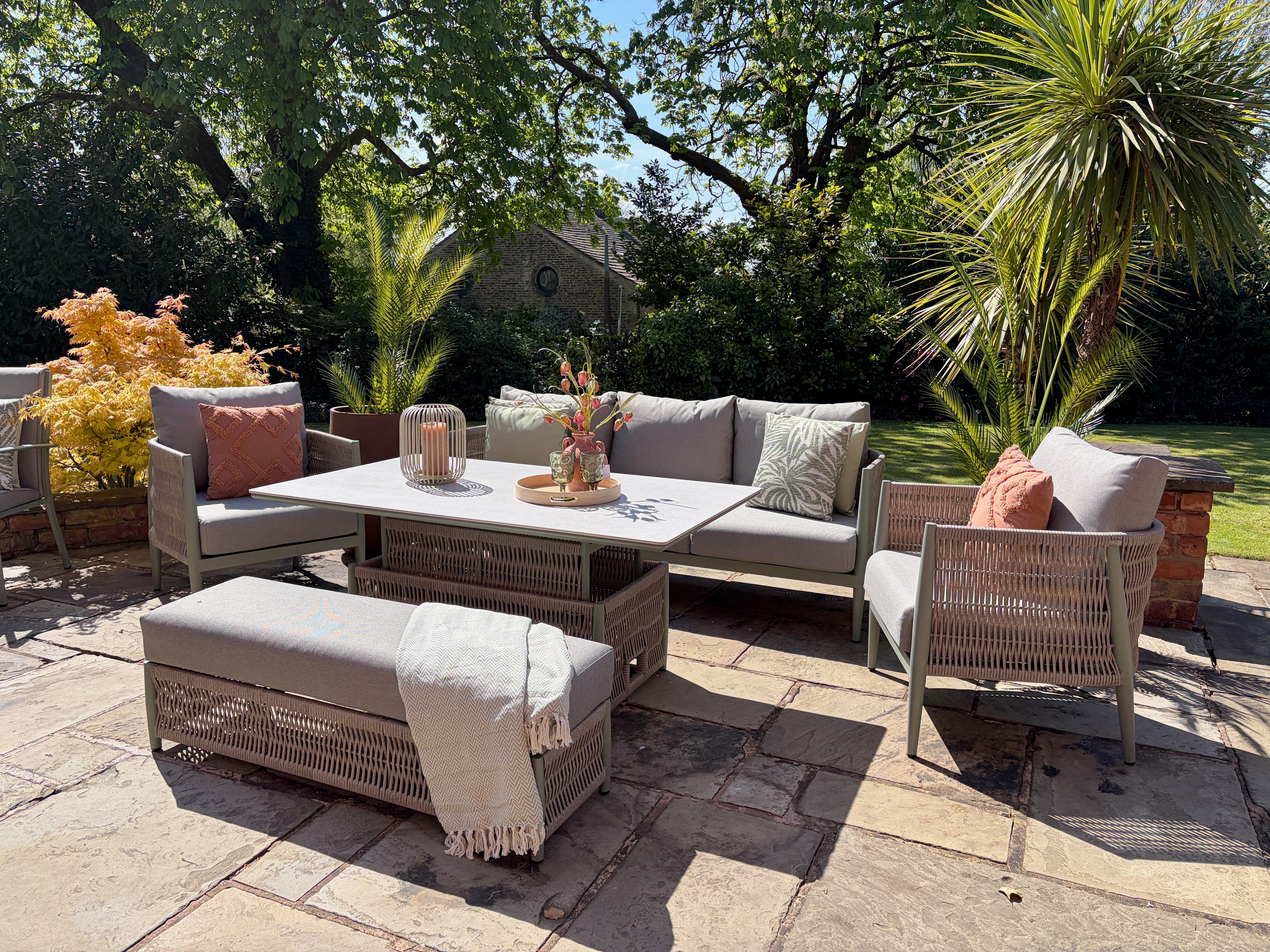 Loom Oasis Large Lounge Set with Height Adjustable Table